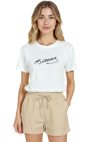 Kadın Beyaz Relaxed Fit %100 Pamuk Tişört – Atatürk İmza Baskılı ürün görseli 1