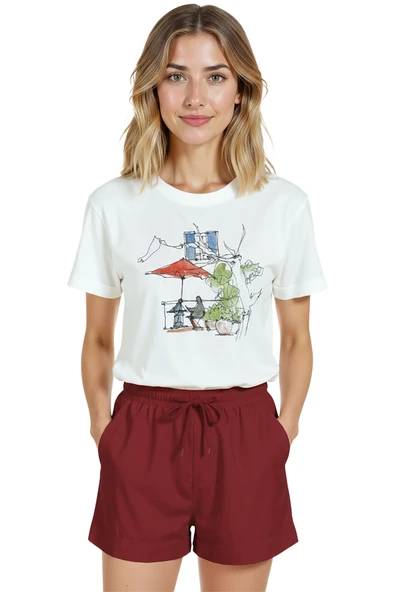 Kadın Beyaz Relaxed Fit %100 Pamuk Tişört – Suluboya Kafe & Şemsiye İllüstrasyonlu ürün görseli 1