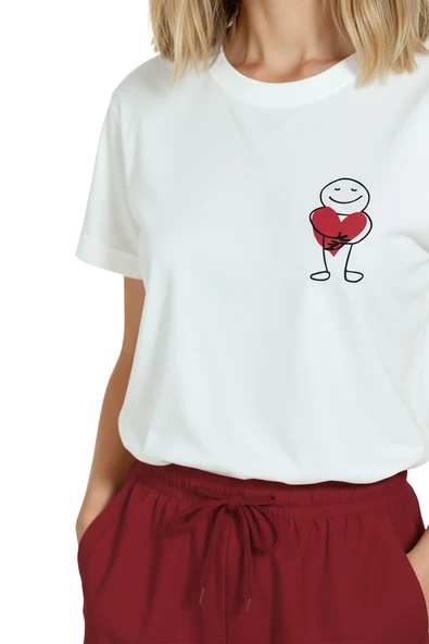 Kadın Beyaz Relaxed Fit %100 Pamuk Tişört – Kalp Sarılma & Minimal Karakter Baskılı - Resim 8