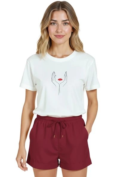 Kadın Beyaz Relaxed Fit %100 Pamuk Tişört – İnce Line‑Art Eller & Kırmızı Dudak Baskılı ürün görseli 1