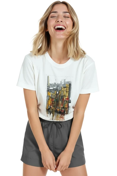 Kadın Beyaz Relaxed Fit %100 Pamuk Tişört – Yağmurlu Şehir Sokağı Suluboya Baskılı - Resim 5