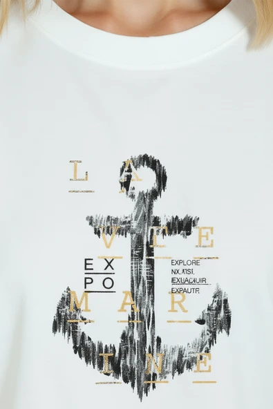 Kadın Beyaz Relaxed Fit %100 Pamuk Tişört – Suluboya Çapa & Marin Tipografi Baskılı - Resim 6