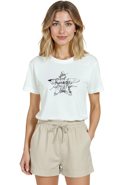 Kadın Beyaz Relaxed Fit %100 Pamuk Tişört – Çizgisel Yıldız Karalama Baskılı ürün görseli 1