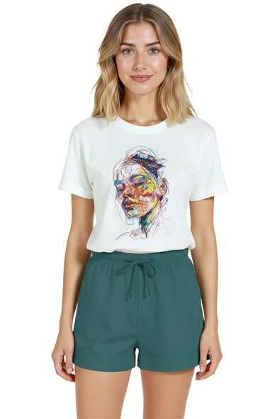 Kadın Beyaz Relaxed Fit %100 Pamuk Tişört – Renkli Çizgisel Karalama Yüz Baskılı ürün görseli 1