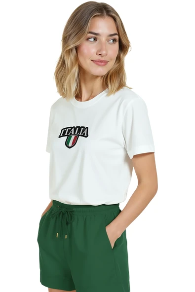 Kadın Beyaz Relaxed Fit %100 Pamuk Tişört – ITALIA Tipografi & Kalkan Bayrak Baskılı - Resim 4