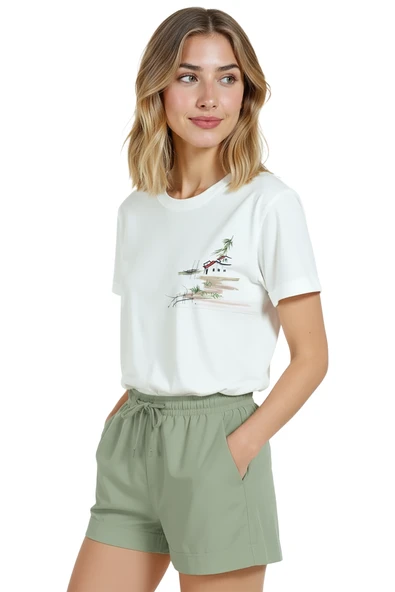 Kadın Beyaz Relaxed Fit %100 Pamuk Tişört – İskeleli Sahil Evcikleri Baskılı - Resim 2