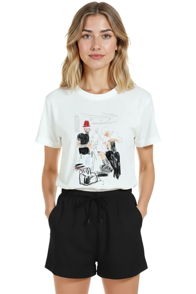 Kadın Beyaz Relaxed Fit %100 Pamuk Tişört – Çizgisel Kuaför Sahnesi Baskılı - Resim 3