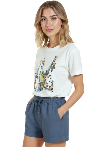 Kadın Beyaz Relaxed Fit %100 Pamuk Tişört – Sokak Kafeleri & Renkli Evler Baskılı - Resim 4