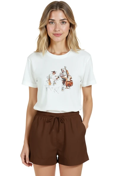 Kadın Beyaz Relaxed Fit %100 Pamuk Tişört – Suluboya Sokak Müzisyeni & Davulcu Baskılı ürün görseli 1