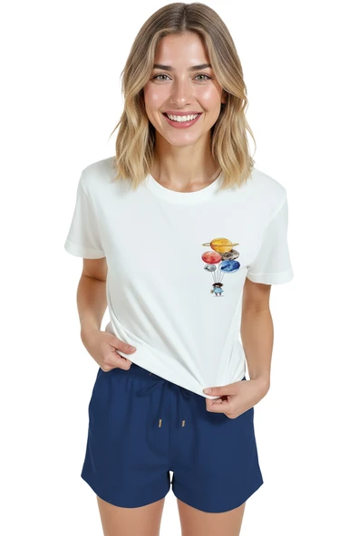 Kadın Beyaz Relaxed Fit %100 Pamuk Tişört – Gezegen Balonları & Minik Karakter Baskılı - Resim 3