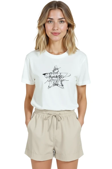 Kadın Beyaz Relaxed Fit %100 Pamuk Tişört – Çizgisel Yıldız Karalama Baskılı - Resim 6