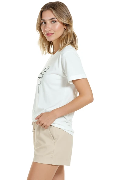 Kadın Beyaz Relaxed Fit %100 Pamuk Tişört – Çizgisel Yön Levhası Baskılı - Resim 4