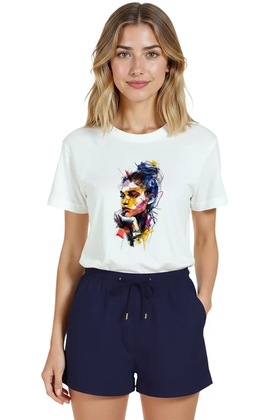 Kadın Beyaz Relaxed Fit %100 Pamuk Tişört – Çok Renkli Portre Suluboya & Karakalem Baskılı ürün görseli 1