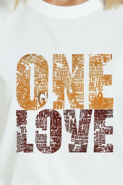 Kadın Beyaz Relaxed Fit %100 Pamuk Tişört – ONE LOVE Tipografi & Mozaik Baskılı - Resim 8