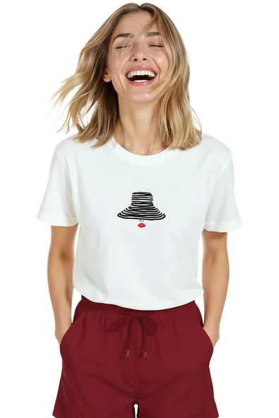 Kadın Beyaz Relaxed Fit %100 Pamuk Tişört – Şapka ve Kırmızı Ruj Baskılı - Resim 5