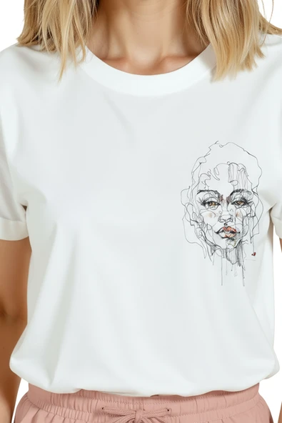 Kadın Beyaz Relaxed Fit %100 Pamuk Tişört – Tek Çizgi Yüz Minyatür Baskılı - Resim 8