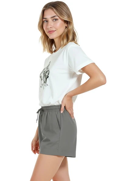 Kadın Beyaz Relaxed Fit %100 Pamuk Tişört – Monokrom Soyut Yüzler Baskılı - Resim 4