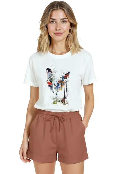 Kadın Beyaz Relaxed Fit %100 Pamuk Tişört – Suluboya Sokak Eskizli Baskılı ürün görseli 1