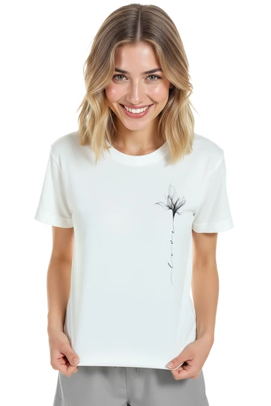 Kadın Beyaz Relaxed Fit %100 Pamuk Tişört – İnce Mürekkep Çiçek Sağ Göğüs Baskılı - Resim 3