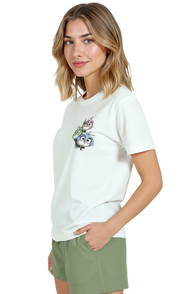 Kadın Beyaz Relaxed Fit %100 Pamuk Tişört – Çizgisel Kuş Ailesi & Sağ Göğüs Baskılı - Resim 2