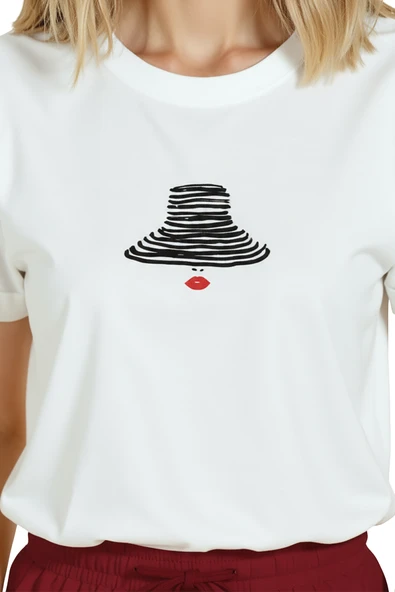 Kadın Beyaz Relaxed Fit %100 Pamuk Tişört – Şapka ve Kırmızı Ruj Baskılı - Resim 8
