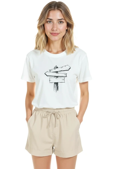 Kadın Beyaz Relaxed Fit %100 Pamuk Tişört – Çizgisel Yön Levhası Baskılı ürün görseli 1