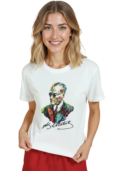 Kadın Beyaz Relaxed Fit %100 Pamuk Tişört – Renkli Atatürk Portre Suluboya Baskılı - Resim 3