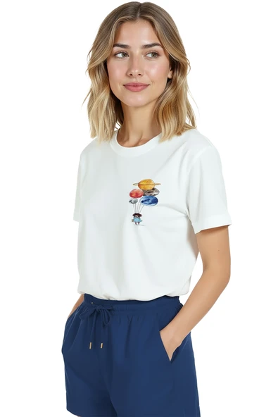 Kadın Beyaz Relaxed Fit %100 Pamuk Tişört – Gezegen Balonları & Minik Karakter Baskılı - Resim 4