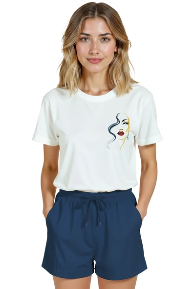 Kadın Beyaz Relaxed Fit %100 Pamuk Tişört – İnce Çizgisel Portre Baskılı - Resim 7