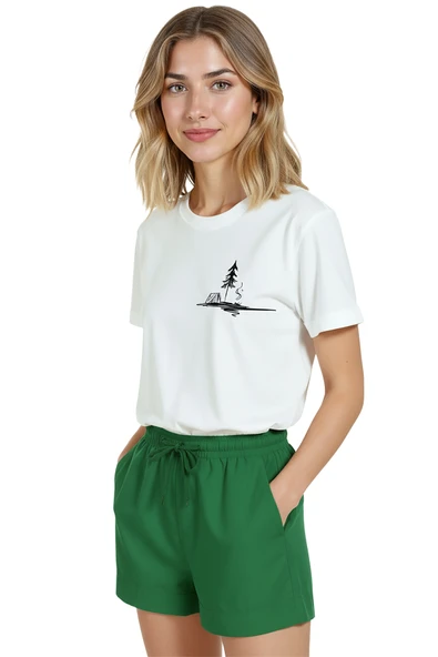 Kadın Beyaz Relaxed Fit %100 Pamuk Tişört – Suluboya Kamp & Çadır İllüstrasyonlu - Resim 6