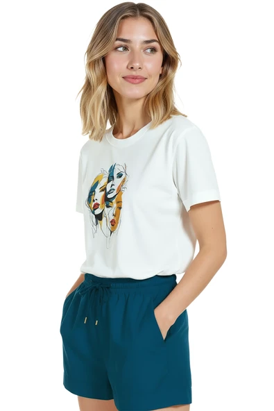Kadın Beyaz Relaxed Fit %100 Pamuk Tişört – Soyut Çok Renkli Yüzler Baskılı - Resim 2