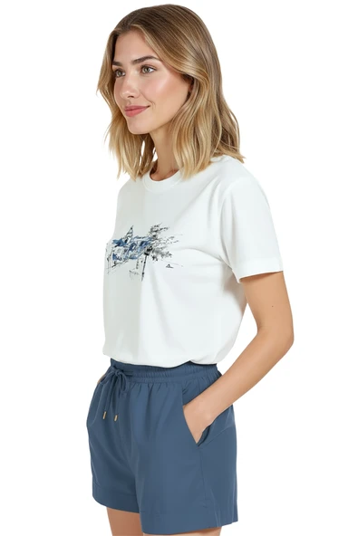 Kadın Beyaz Relaxed Fit %100 Pamuk Tişört – Suluboya Şehir Manzarası & Mavi Vurgu Baskılı - Resim 4