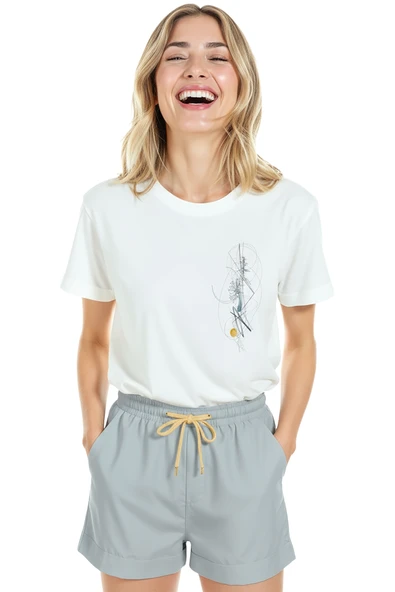 Kadın Beyaz Relaxed Fit %100 Pamuk Tişört – İnce Çizgisel Soyut Baskılı - Resim 7