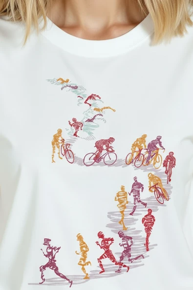Kadın Beyaz Relaxed Fit %100 Pamuk Tişört – Suluboya Koşu & Bisikletçi Çizgisel Baskılı - Resim 8