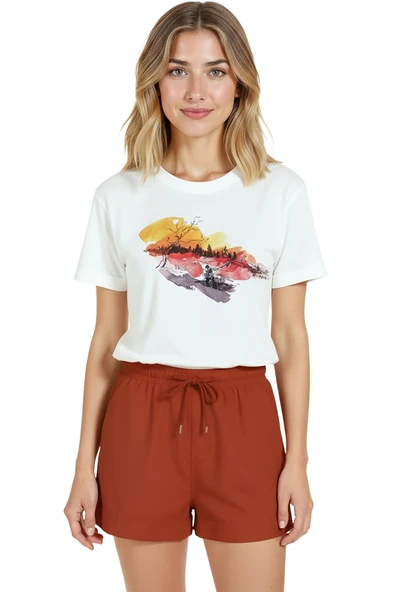 Kadın Beyaz Relaxed Fit %100 Pamuk Tişört – Gün Batımı Göl Manzarası Baskılı ürün görseli 1