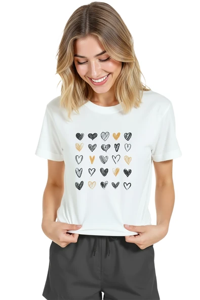 Kadın Beyaz Relaxed Fit %100 Pamuk Tişört – Karakalem & Altın Kalpler Düzeni Baskılı - Resim 3
