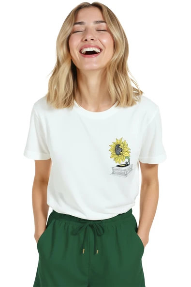 Kadın Beyaz Relaxed Fit %100 Pamuk Tişört – Ayçiçeği Gramofon Minyatür Baskılı - Resim 5