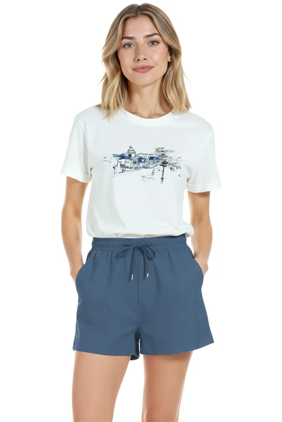 Kadın Beyaz Relaxed Fit %100 Pamuk Tişört – Suluboya Şehir Manzarası & Mavi Vurgu Baskılı - Resim 3
