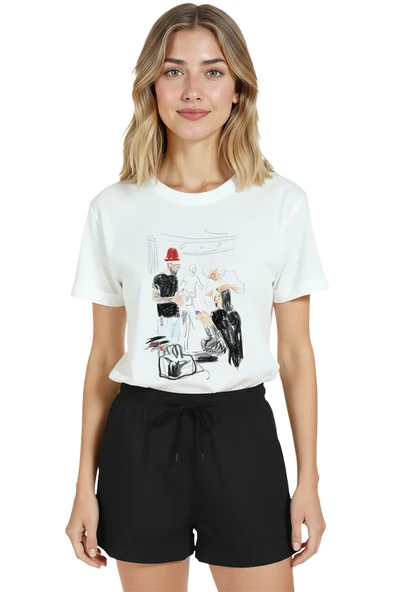 Kadın Beyaz Relaxed Fit %100 Pamuk Tişört – Çizgisel Kuaför Sahnesi Baskılı ürün görseli 1