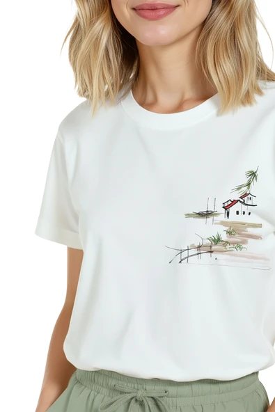 Kadın Beyaz Relaxed Fit %100 Pamuk Tişört – İskeleli Sahil Evcikleri Baskılı - Resim 8