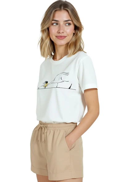 Kadın Beyaz Relaxed Fit %100 Pamuk Tişört – Çocuk & Fil Sulama İllüstrasyonlu - Resim 4
