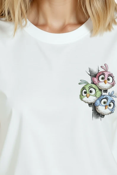 Kadın Beyaz Relaxed Fit %100 Pamuk Tişört – Çizgisel Kuş Ailesi & Sağ Göğüs Baskılı - Resim 8