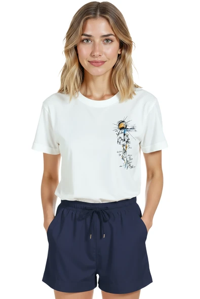 Kadın Beyaz Relaxed Fit %100 Pamuk Tişört – Güneşli Figür Karakalem Baskılı - Resim 7