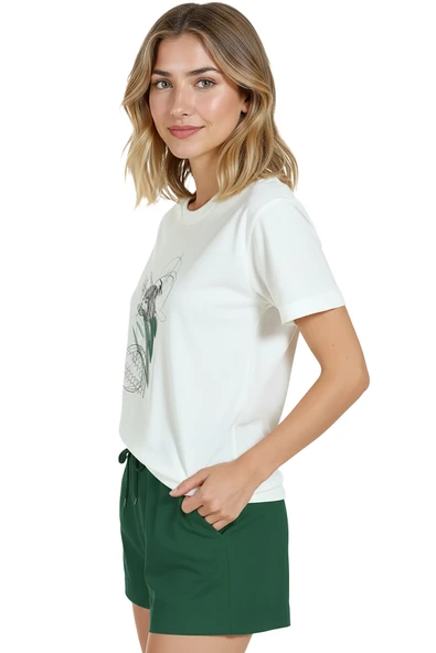 Kadın Beyaz Relaxed Fit %100 Pamuk Tişört – Çizgisel Portre & Yeşil Suluboya Vurgu Baskılı - Resim 2