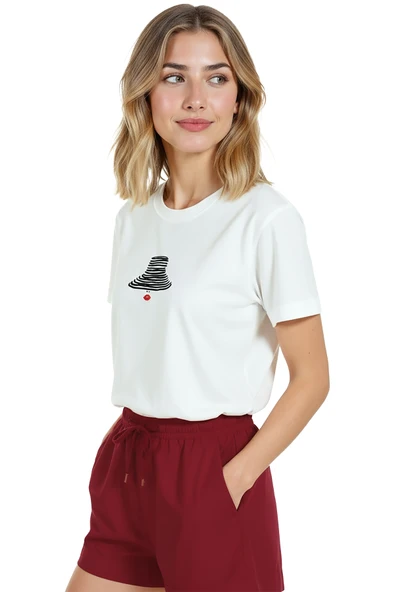 Kadın Beyaz Relaxed Fit %100 Pamuk Tişört – Şapka ve Kırmızı Ruj Baskılı - Resim 4