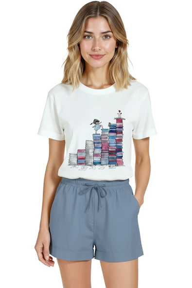 Kadın Beyaz Relaxed Fit %100 Pamuk Tişört – Suluboya Kitap Tepeleri & Kız İllüstrasyonlu ürün görseli 1