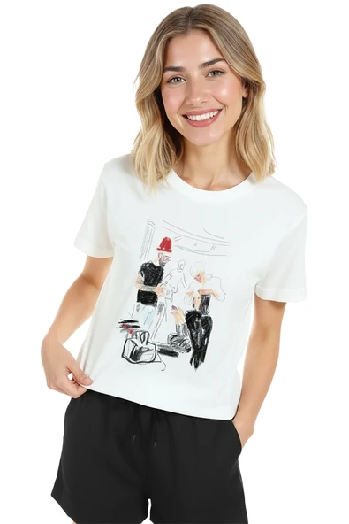 Kadın Beyaz Relaxed Fit %100 Pamuk Tişört – Çizgisel Kuaför Sahnesi Baskılı - Resim 6