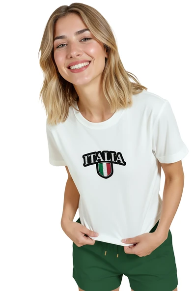 Kadın Beyaz Relaxed Fit %100 Pamuk Tişört – ITALIA Tipografi & Kalkan Bayrak Baskılı - Resim 3