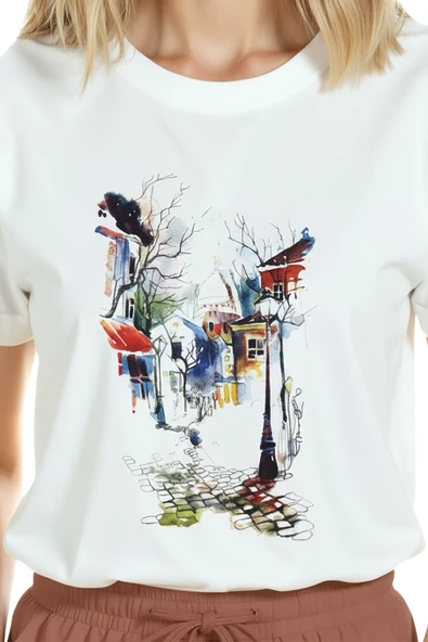 Kadın Beyaz Relaxed Fit %100 Pamuk Tişört – Suluboya Sokak Eskizli Baskılı - Resim 8