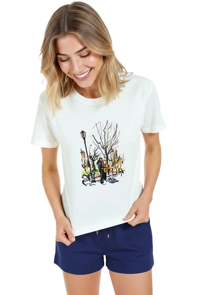 Kadın Beyaz Relaxed Fit %100 Pamuk Tişört – Park Sahnesi & Sokak Müzisyeni Baskılı - Resim 3